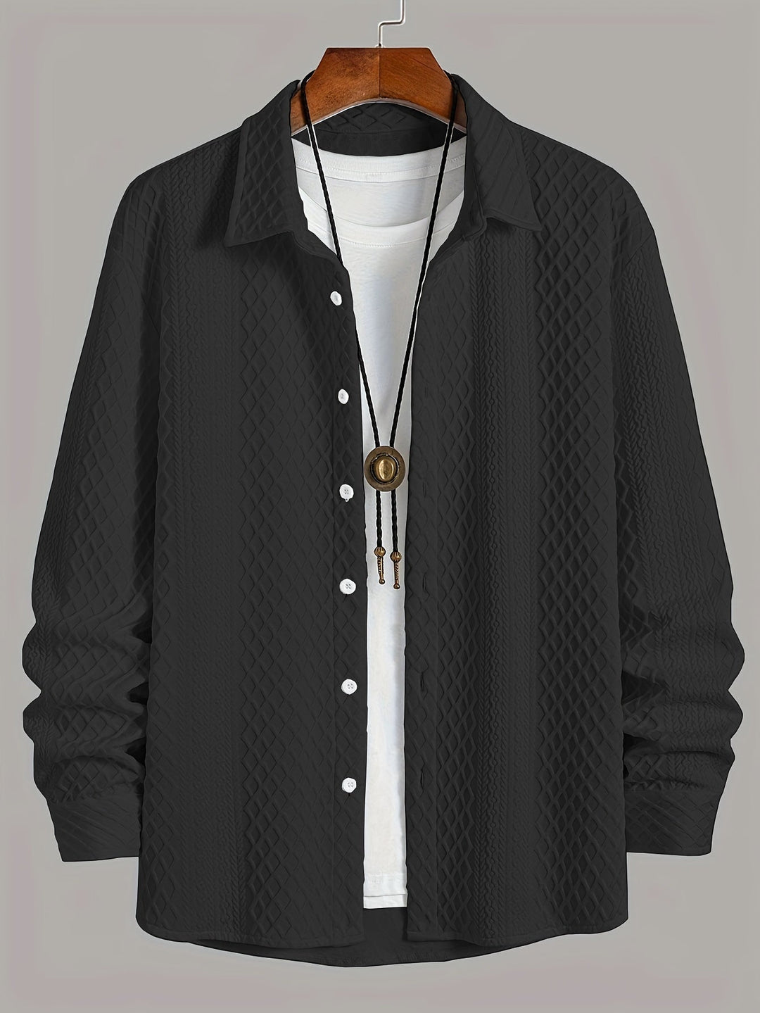 Chemise homme moderne, manches longues, tissu extensible pour une liberté de mouvement.