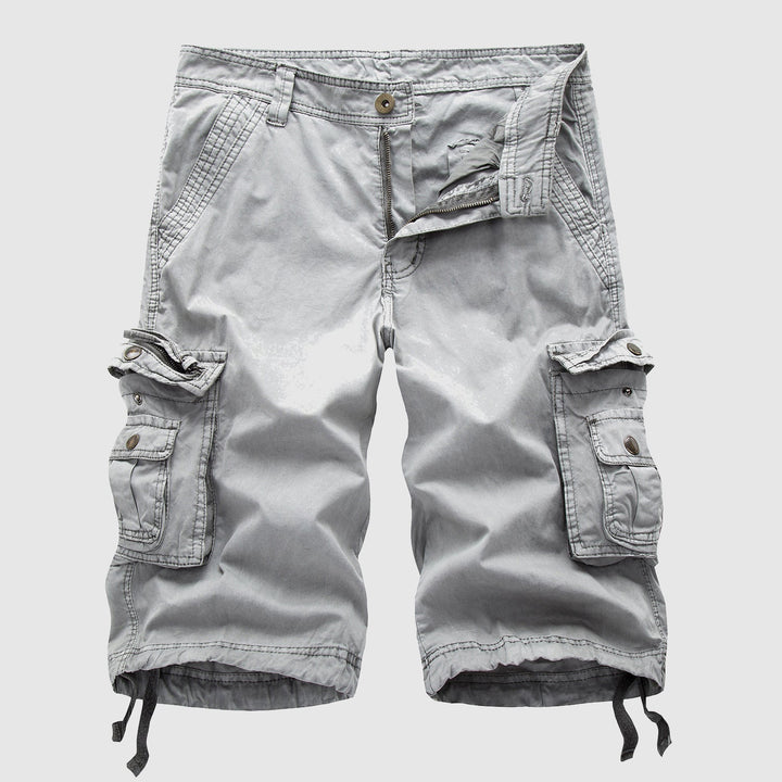 Short cargo décontracté pour homme, poches latérales, confort et polyvalence estivale.
