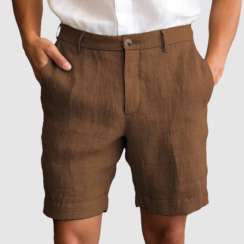 Homme portant un bermuda habillé à revers, look élégant et décontracté pour les chaudes journées d'été.