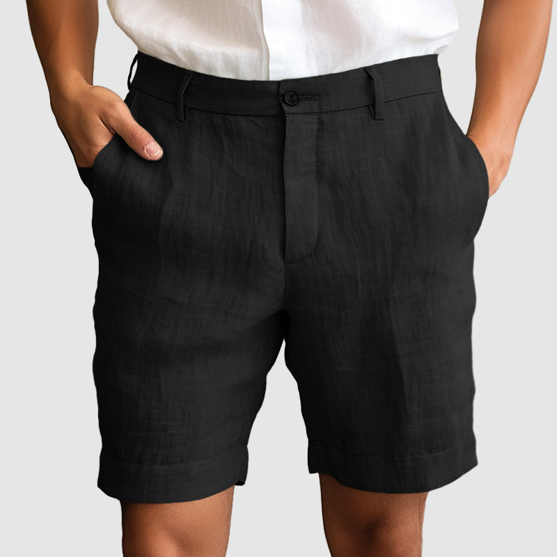 Vue de face d'un bermuda homme élégant, avec revers, parfait pour un style estival chic et moderne.