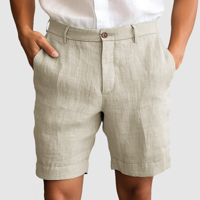 Short homme décontracté-chic avec revers, un vêtement polyvalent pour l'été, alliant élégance et confort.