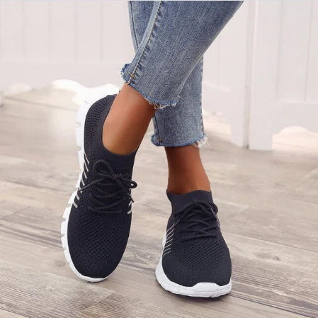 Vue de profil des baskets femmes, modèle polyvalent et respirant, avec une semelle confortable pour la marche.