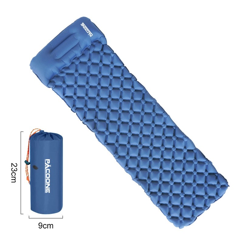 Matelas de camping gonflable vert ultra léger avec pompe intégrée, prêt pour l'aventure.