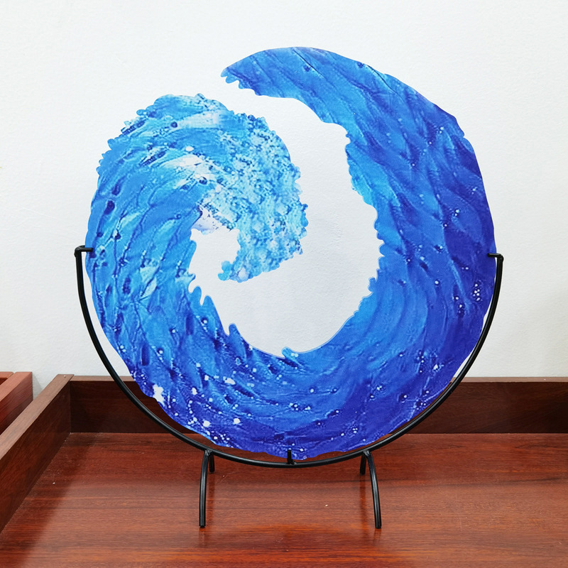 Sculpture de vague océane AquaWave en verre bleu, parfaite pour une déco moderne de salon ou bureau.