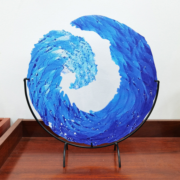 Sculpture de vague océane AquaWave en verre bleu, parfaite pour une déco moderne de salon ou bureau.