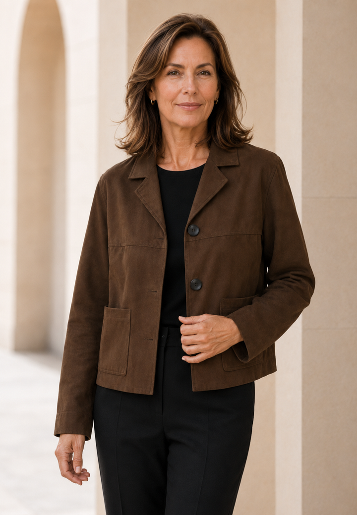 Blazer femme ajusté, élégant avec boutons, style polyvalent pour bureau, événements ou look décontracté.