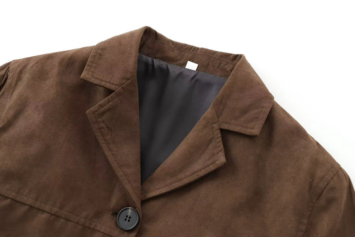 Gros plan sur les boutons dorés du blazer femme élégant, veste chic polyvalente pour un style moderne.