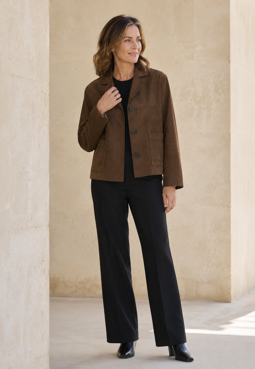 Blazer femme élégant à boutons, style polyvalent, idéal bureau ou décontracté chic.