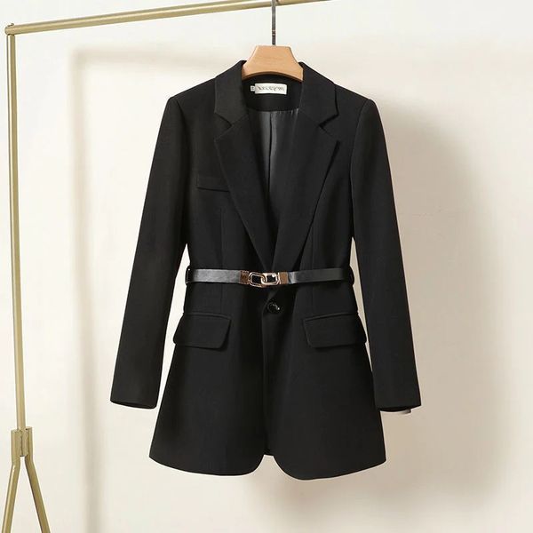 Blazer élégant femme à coupe ajustée et ceinture, idéal pour un style professionnel et sophistiqué. Disponible en noir.