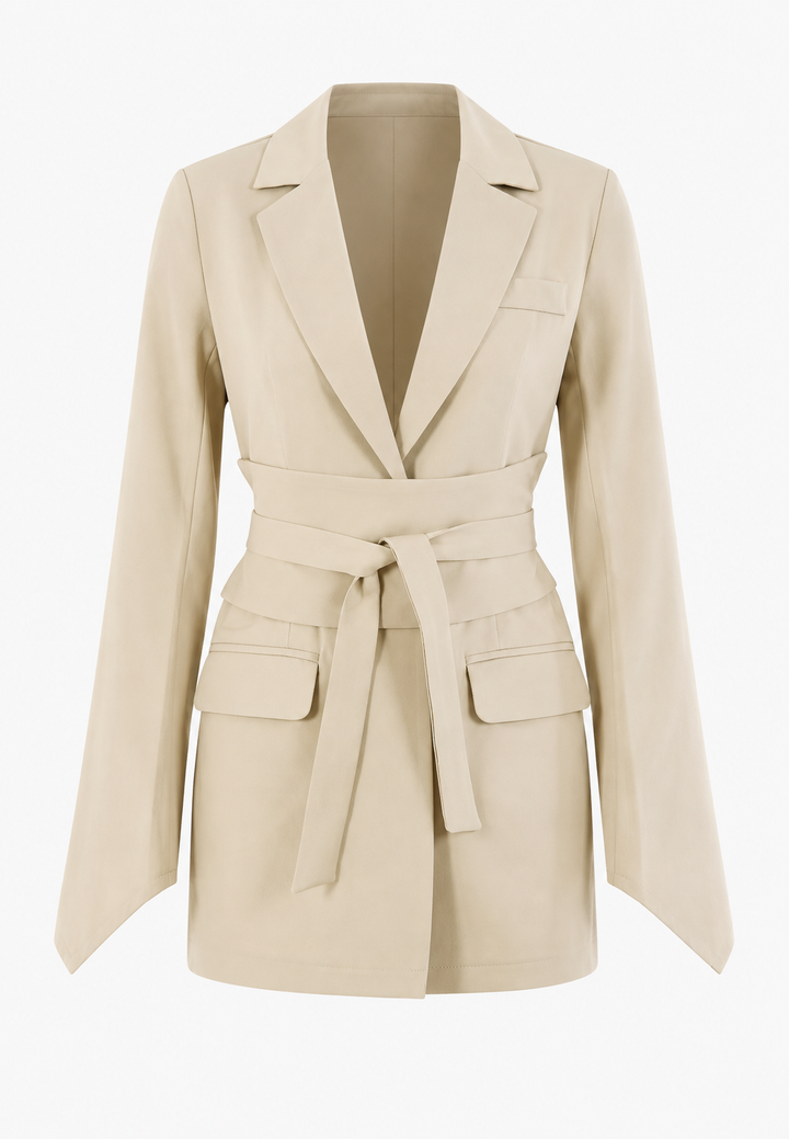 Blazer cintré blanc pour femme, chic et intemporel, avec ceinture ajustable, idéal pour le bureau ou une sortie.