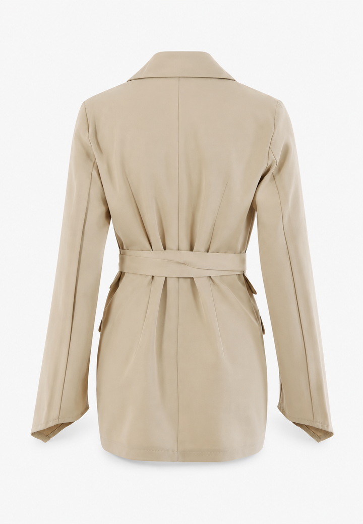 Blazer femme chic et cintré, avec une ceinture ajustable pour une silhouette élégante, disponible en plusieurs couleurs.