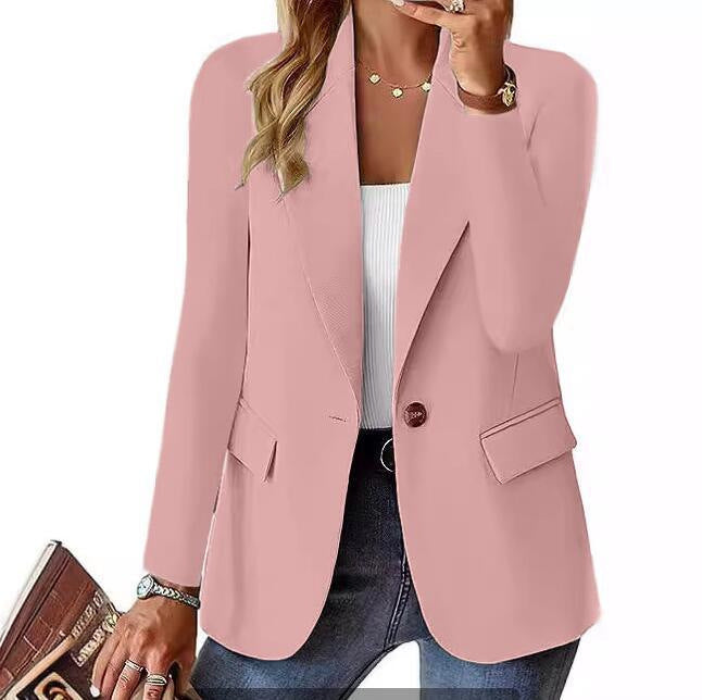 Blazer femme coupe droite pour la mode bureau, ajoutant une touche chic et professionnelle à votre tenue.