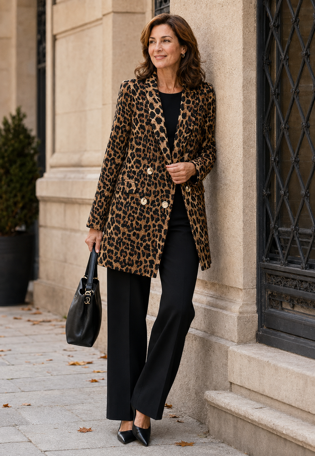Blazer long léopard femme élégant, imprimé animal tendance, idéal pour la mode automne-hiver chic.