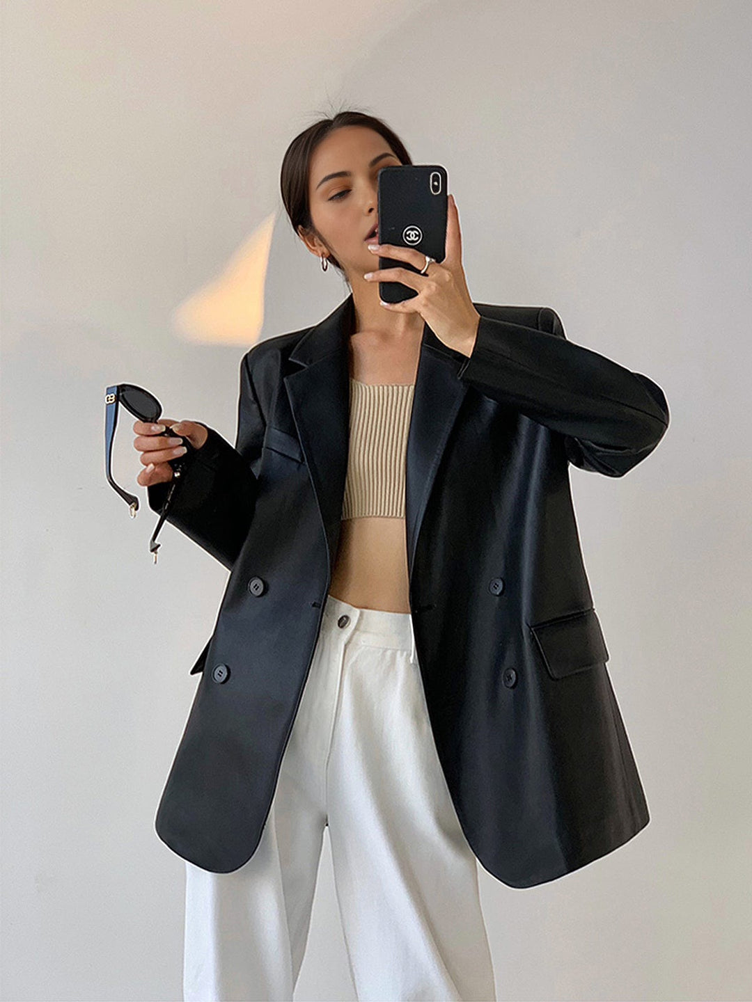 Blazer femme noir à coupe ample, silhouette moderne et élégante. Veste chic, col revers, mode automne.