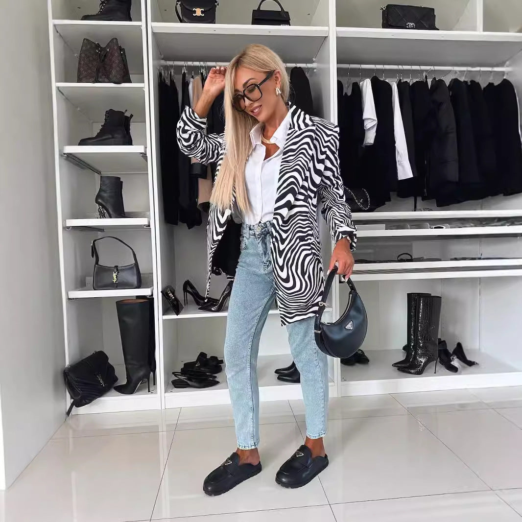 Veste femme à coupe ajustée, imprimé léopard audacieux et chic. Un blazer structuré pour une tenue moderne.