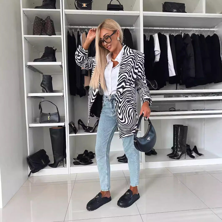Veste femme à coupe ajustée, imprimé léopard audacieux et chic. Un blazer structuré pour une tenue moderne.