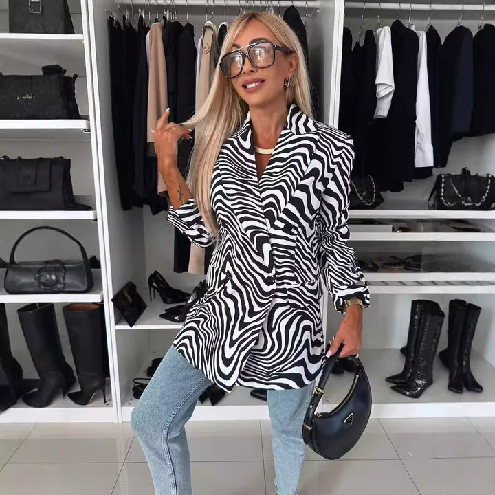 Blazer femme chic et tendance, motif léopard. Veste à coupe ajustée, parfaite pour le bureau ou une sortie.