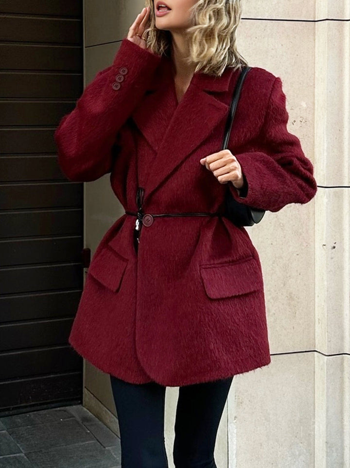 Blazer femme rouge élégant à coupe ajustée, parfait pour le bureau ou un look chic et sophistiqué. Comprend une ceinture fine.