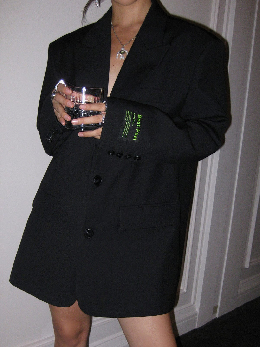 Blazer oversize élégant pour femme, vue de dos. Veste chic grise, coupe moderne, tendance automne.