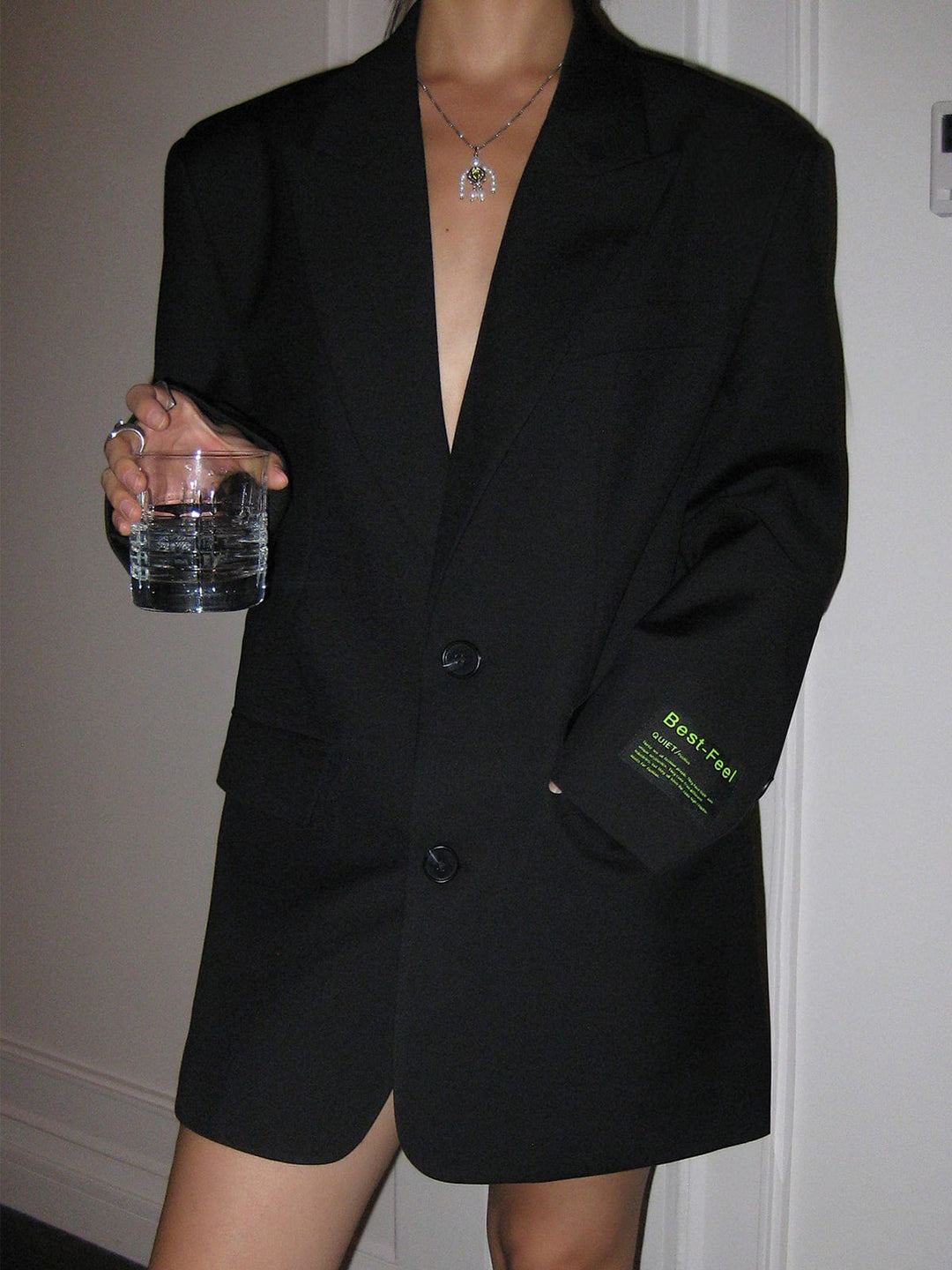 Blazer oversize femme, élégant et décontracté. Disponible en noir, parfait pour un look tendance toute saison.