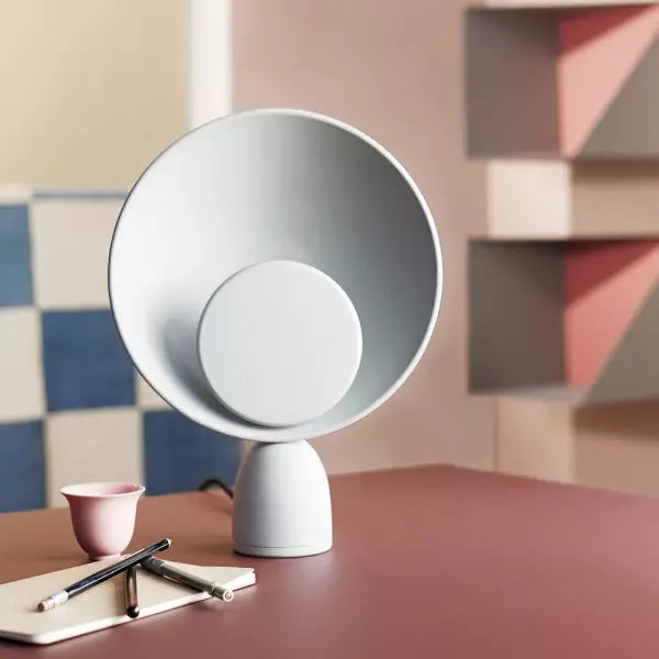 Lampe de table design bol sculptural blanc, éclairage LED doux et moderne pour salon ou chambre.