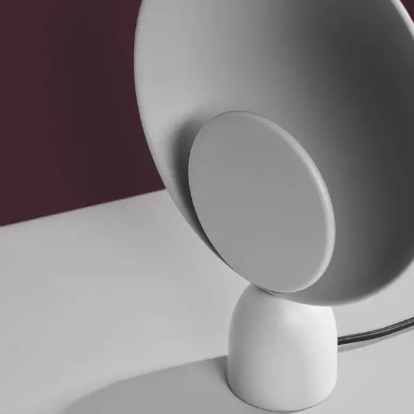Lampe de table LED moderne et fonctionnelle, design bol minimaliste, éclairage efficace pour bureau ou chevet.