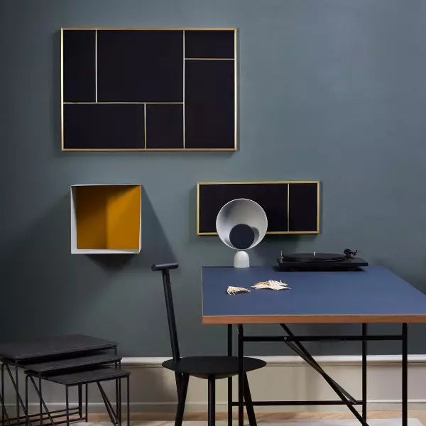 Lampe de table design sculptural, finition mate blanche, diffuseur de lumière LED intégré pour ambiance cosy.