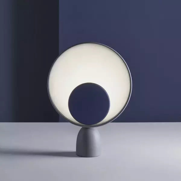 Lampe de table design chic pour salon moderne, forme de bol élégante, apporte une touche décorative et lumineuse.