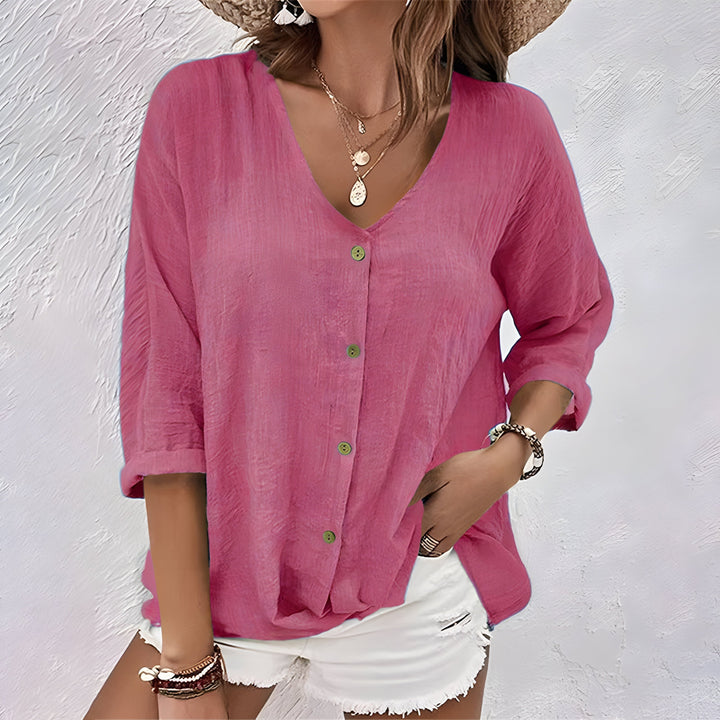 Modèle portant blouse femme à col V boutonnée, manches longues. Style chic décontracté pour toutes occasions.