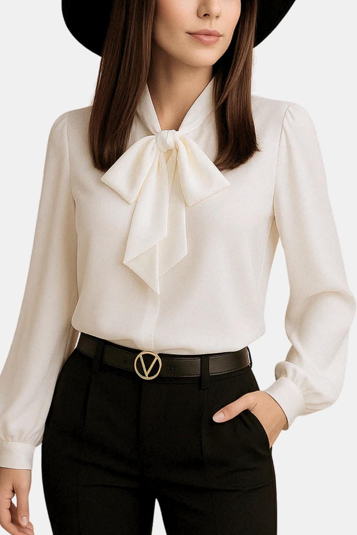 Blouse chic femme à col lavallière, manches longues, tissu léger, pour une élégance moderne et facile à porter.