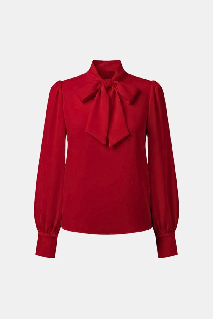 Haut femme chic en crêpe avec col lavallière, coupe fluide et manches longues pour un style polyvalent.