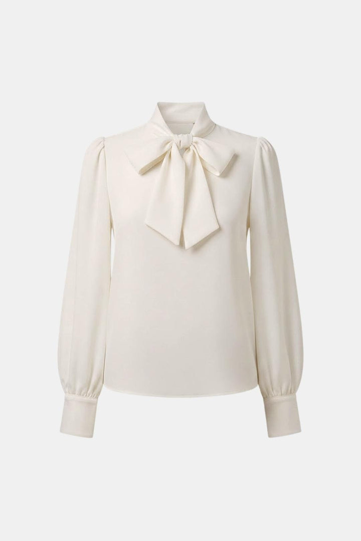 Blouse féminine beige à col lavallière, manches longues, coupe ample, pour un look casual chic moderne.