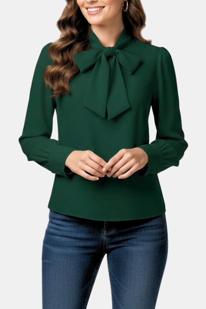 Modèle de blouse femme chic, col lavallière noué, manches longues, idéal pour la mode féminine professionnelle.
