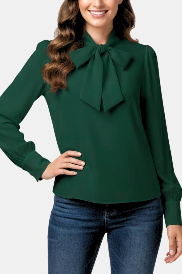 Blouse élégante femme à col lavallière, manches longues et poignets boutonnés, style polyvalent.