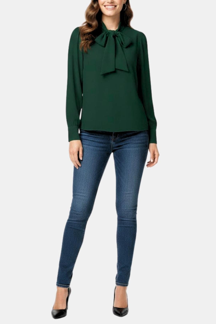 Haut femme raffiné à col lavallière et manches longues, parfait pour un look bureau ou casual chic.