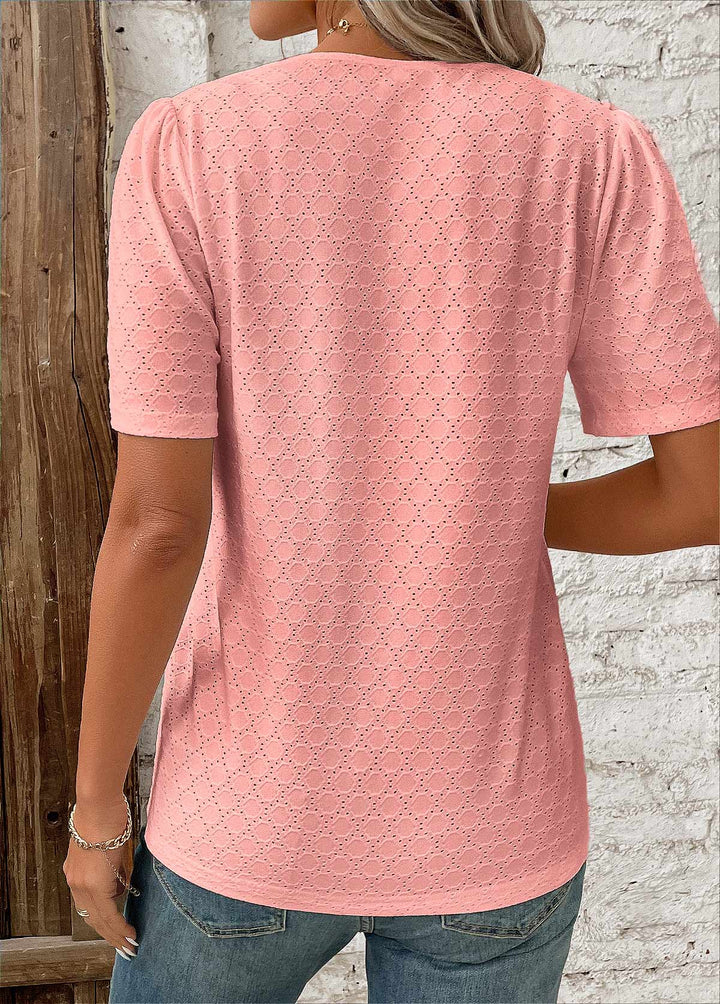 Top femme élégant à manches courtes, style boutonnée décontracté-habillé, blanc pur.