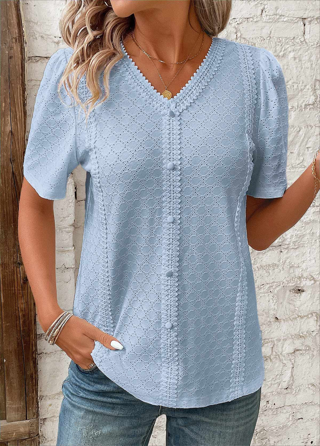 Blouse blanche femme élégante à manches courtes, boutonnée, avec broderie discrète.