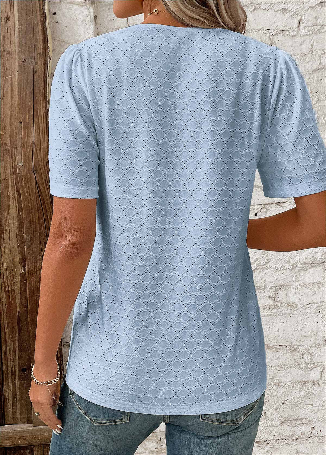 Chemisier femme blanc boutonnée, col V chic, parfait pour un look habillé ou casual.