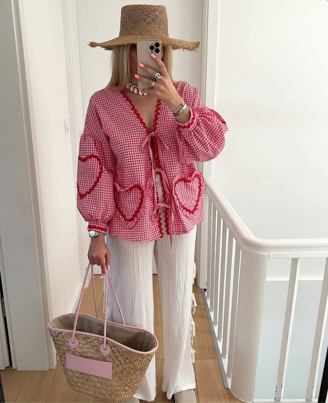 Blouse femme élégante vichy bleue, ouverte avec liens à nouer, manches longues et bord festonné, look chic.