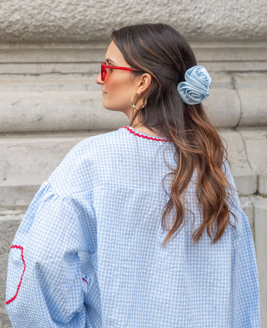 Blouse décontractée femme vichy rose, avec col ouvert, liens à nouer et manches longues festonnées, très confortable.