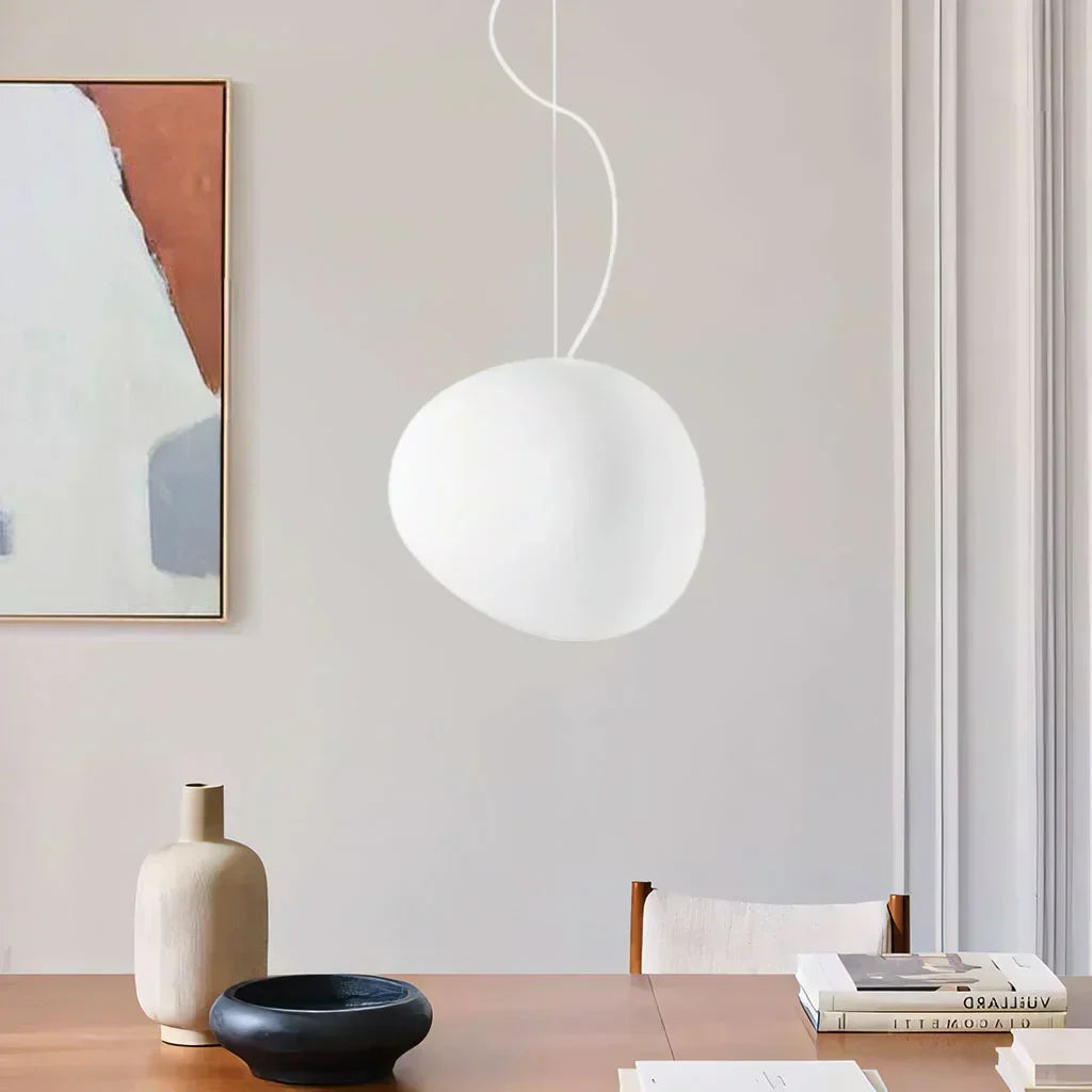 Lustre de plafond design Galet en verre de lait, éclairage moderne pour intérieur élégant.