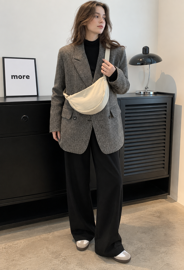 Sac à bandoulière femme demi-lune en nylon noir, élégant et décontracté, pour accessoire mode femme.