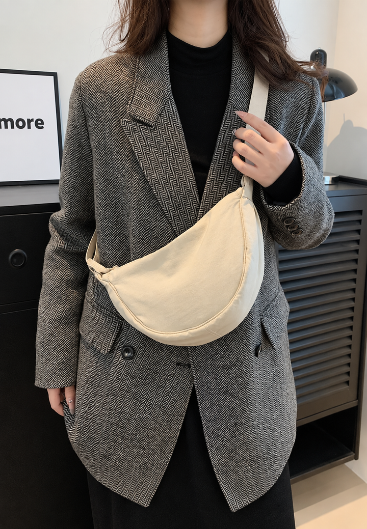 Sac à bandoulière femme ajustable en nylon, forme demi-lune. Parfait pour un look décontracté et stylé.