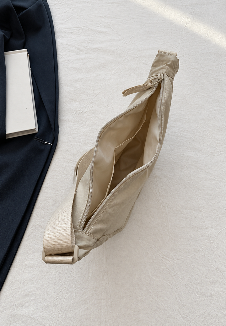 Sac à main femme en nylon résistant, design demi-lune moderne. Un accessoire mode chic et pratique.