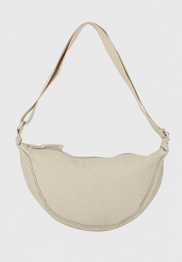 Sac bandoulière femme demi-lune en nylon. Accessoire de mode élégant et décontracté pour un style quotidien.