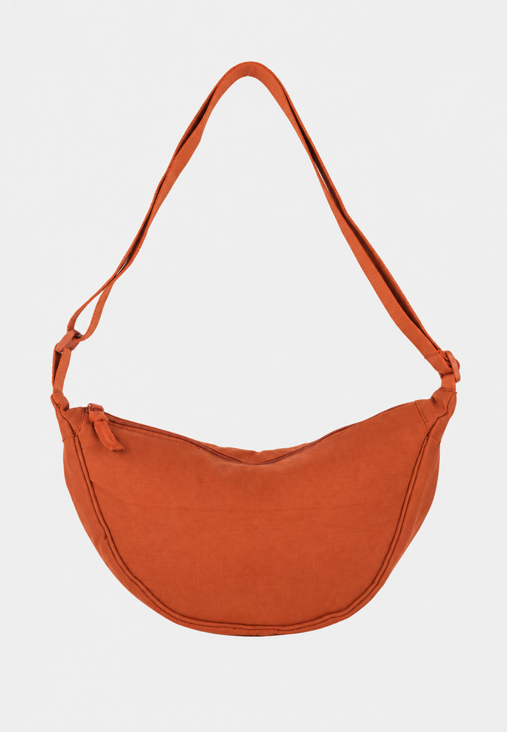 Sac à bandoulière femme en nylon, forme demi-lune élégante. Idéal pour accessoire mode femme chic et pratique.