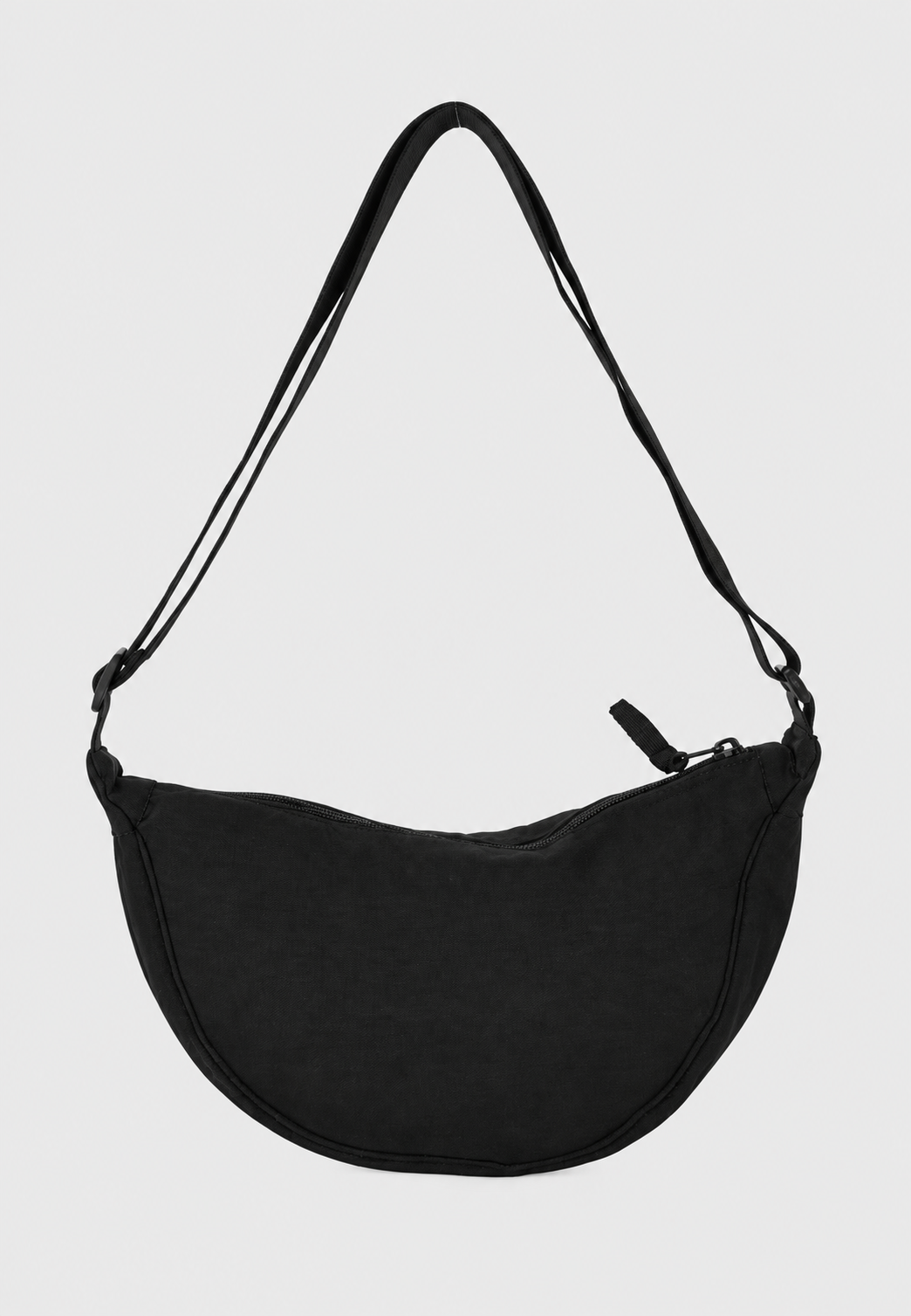 Sac femme demi-lune en nylon, avec bandoulière ajustable. Un sac décontracté et tendance pour toutes les occasions.