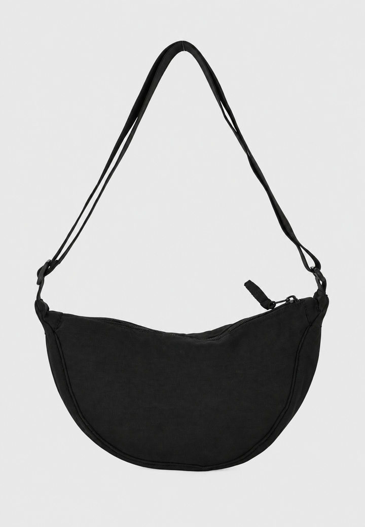 Sac femme demi-lune en nylon, avec bandoulière ajustable. Un sac décontracté et tendance pour toutes les occasions.