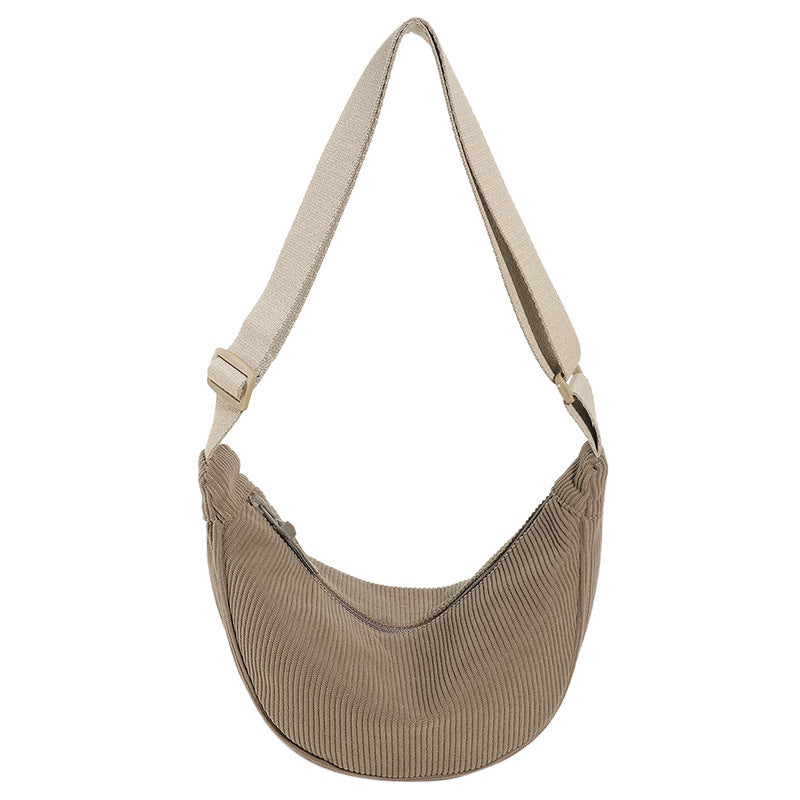 Sac à main femme polyvalent, forme demi-lune texturée, s'adapte à divers styles mode avec élégance.