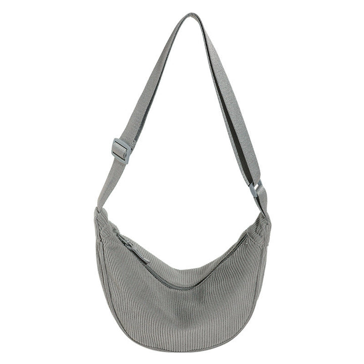 Détail du sac femme demi-lune texturé, sa bandoulière ajustable. Accessoire mode élégant et moderne.